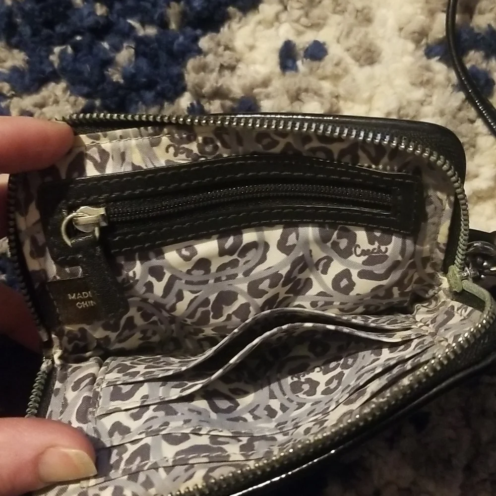 Coach poppy wristlet comes with black coach tag silver writing over black - Picture 6 of 7